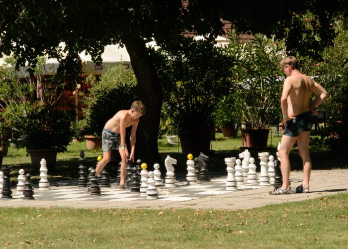 Harkány, Strandfürdő, óriás sakk