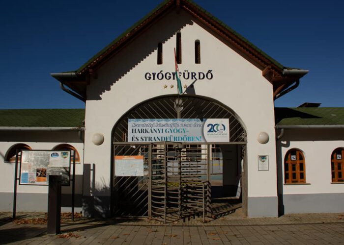 Harkány, Gyógyfürdő bejárata