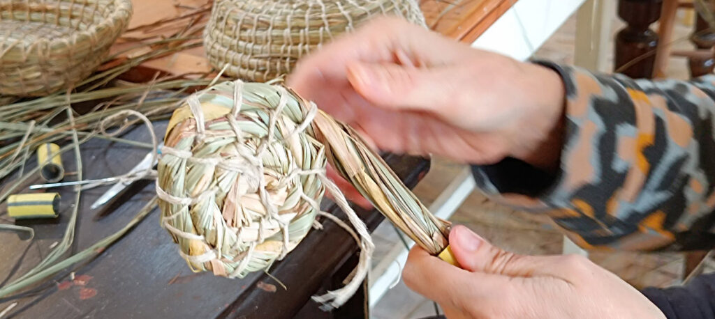 Kiskosár, szakajtó készítés sásból a Szaporcai Cifraházban, 2024.06.01.