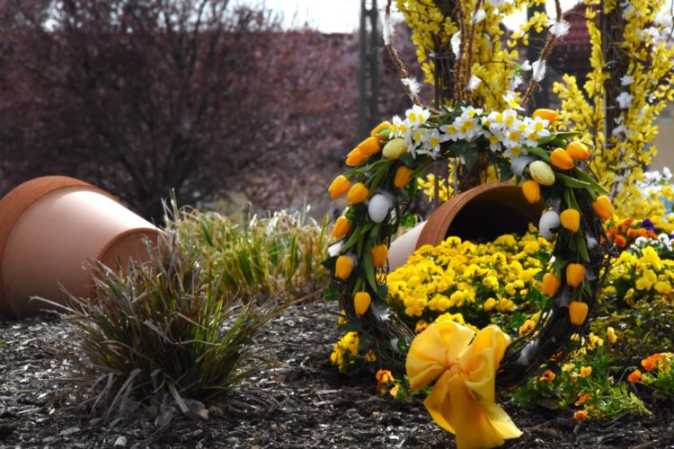 Virág díszítés Harkányban húsvét alkalmából, körforgalom, 2025, tavasz