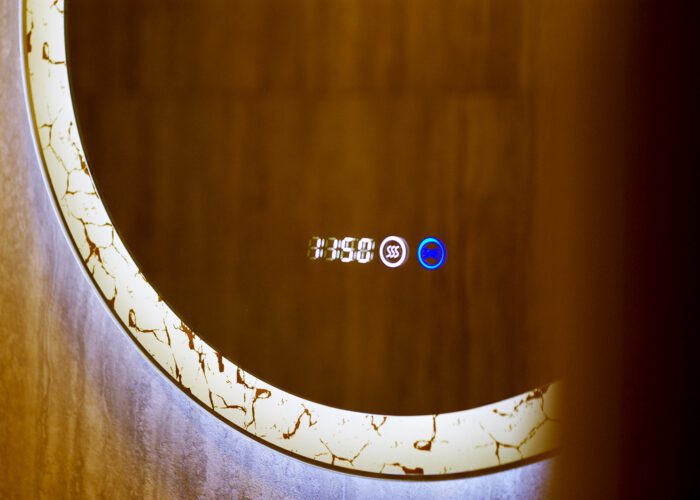 Felújított wellness részleg mosdó, digitális tükör részlet, Xavin Hotel Harkány