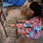 Négyes Tímea, székkötő technikák a Szaporcai Cifraházban