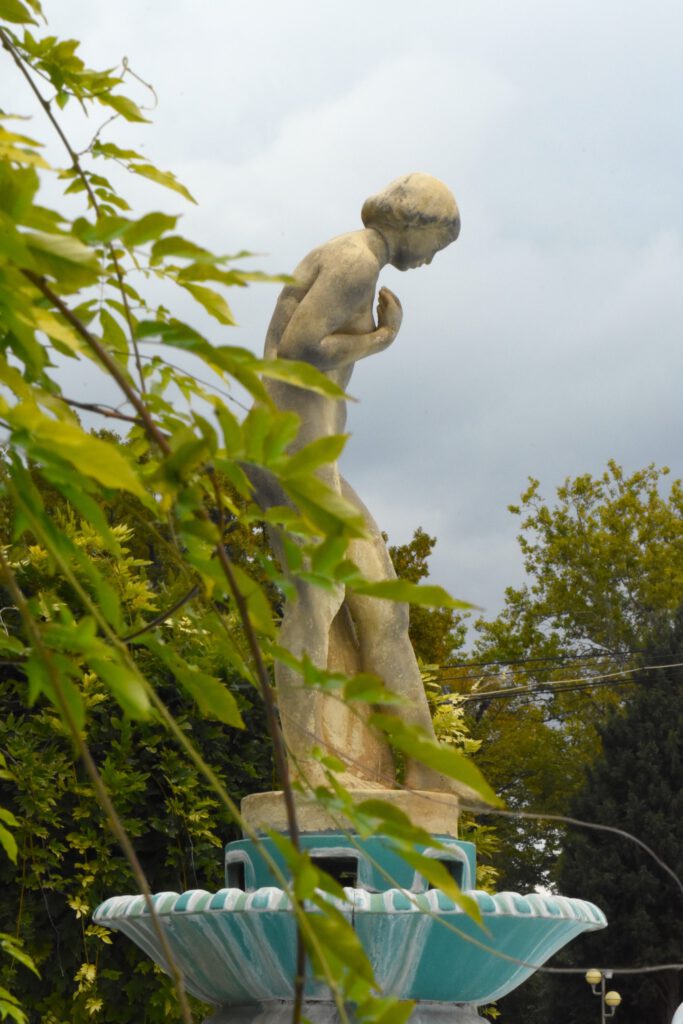 Harkány ősszel, Harkányi Strand Harka szobor, 2025.10.