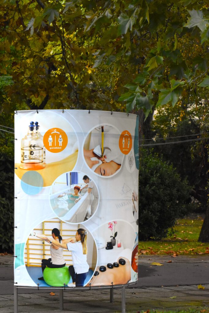 Harkányi Strand ősszel, hirdetőoszlop, 2025.10.