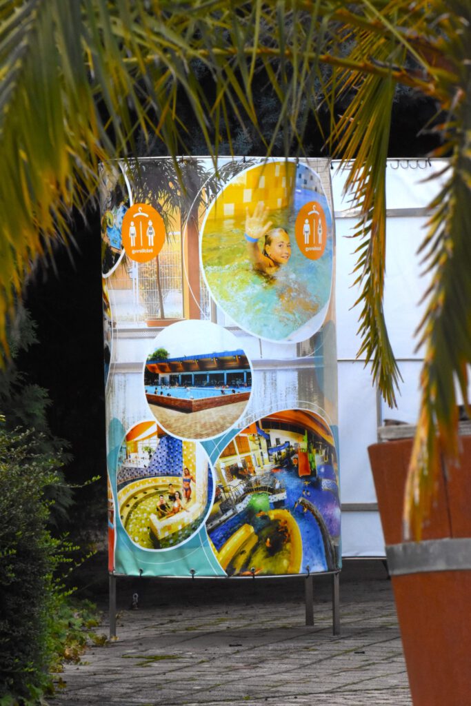 Harkányi Strand ősszel, hirdetőoszlop, 2025.10.