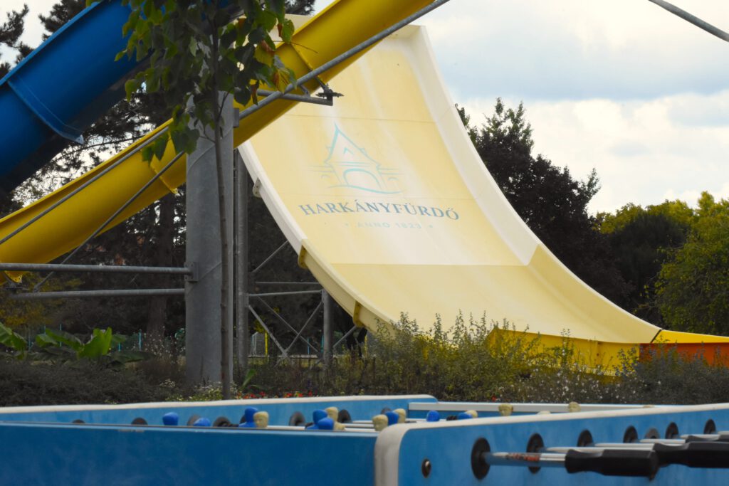 Harkányi Strandfürdő ősz, csúszdák, 2025.10.